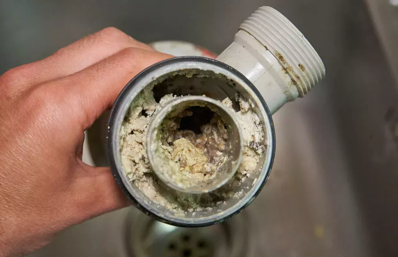 V žádném případě jej nevylévejte do dřezu. Ne každá hospodyňka to ví.