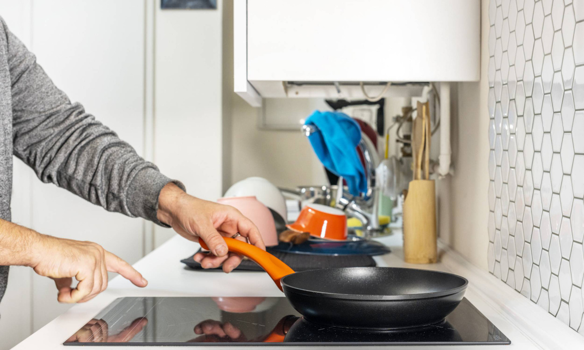 Jen tak čistím svou indukční varnou desku. Škrábance a otisky prstů jsou minulostí.