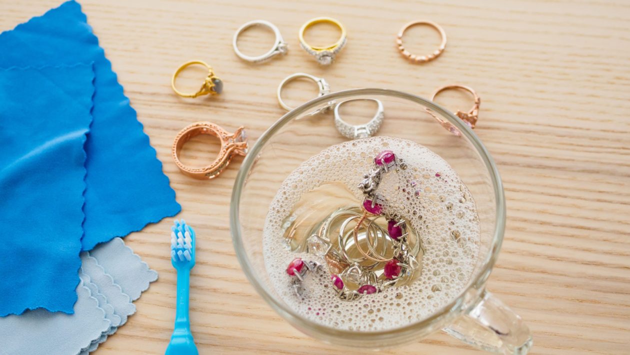 Stačí pár střiků a vaše šperky vypadají, jako byste je právě koupili v klenotnictví. Už si drahé šperky nekupuji.