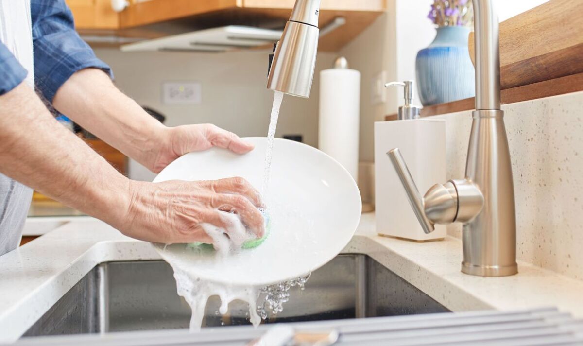 Proč byste neměli mýt nádobí hned po jídle?