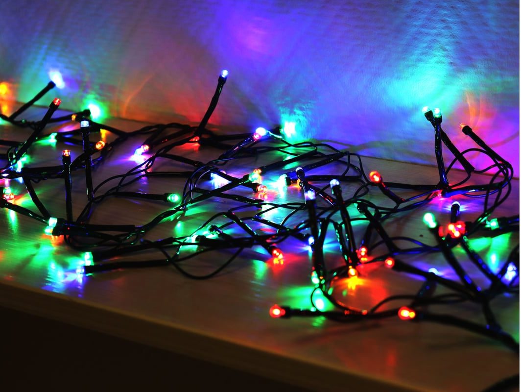 Víte, kolik elektrické energie spotřebují vánoční světýlka? Odpověď vás možná překvapí.