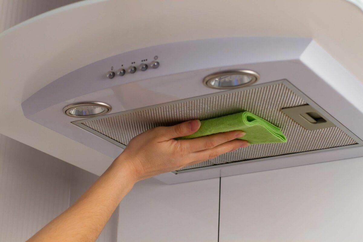 Nelze vyčistit mřížky digestoře? Tato neznámá metoda snadno rozpouští tuk a odstraňuje pachy.