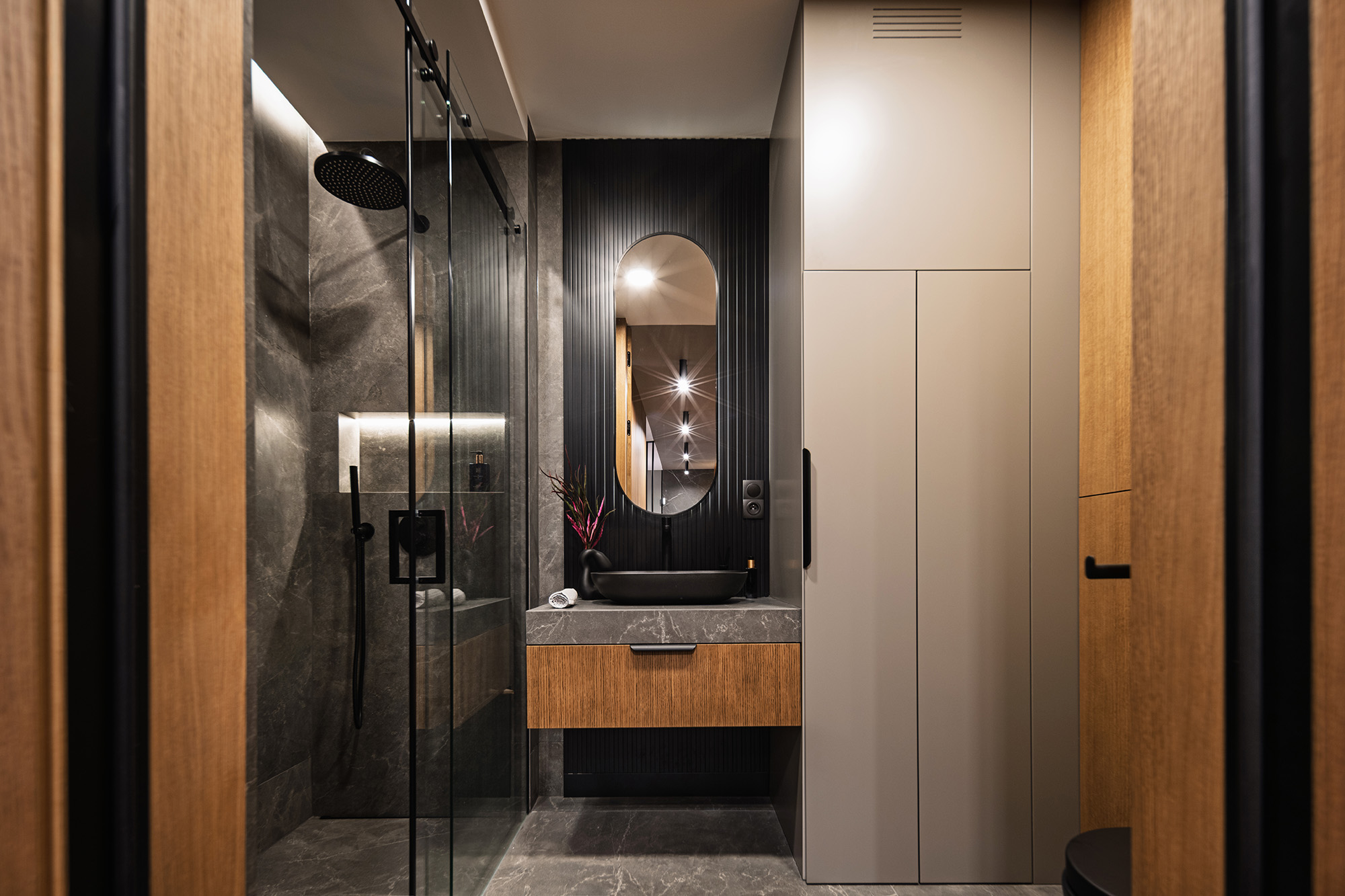 Máte malou koupelnu? Podívejte se, jak to dělají architekti. Tyto projekty jsou hotovým návodem.