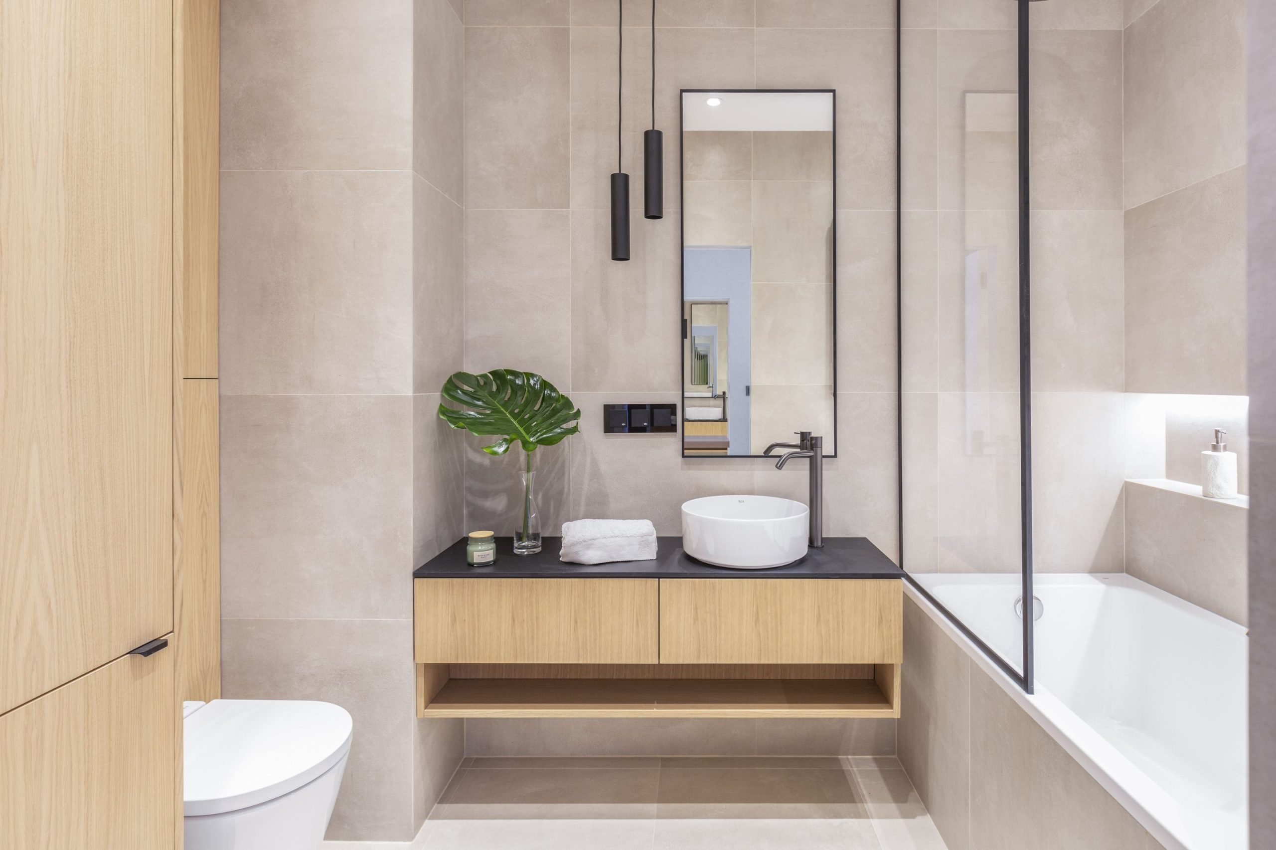 Máte malou koupelnu? Podívejte se, jak to dělají architekti. Tyto projekty jsou hotovým návodem.