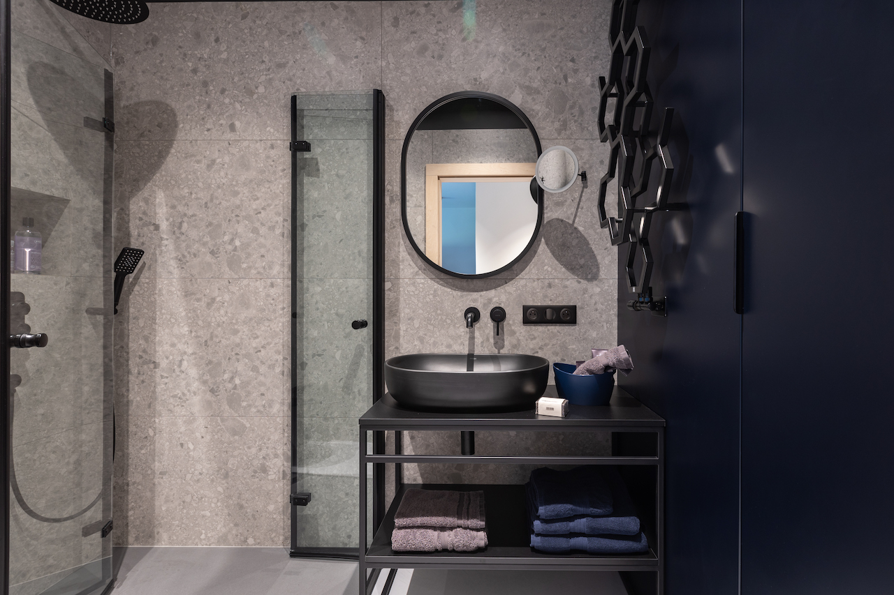 Máte malou koupelnu? Podívejte se, jak to dělají architekti. Tyto projekty jsou hotovým návodem.