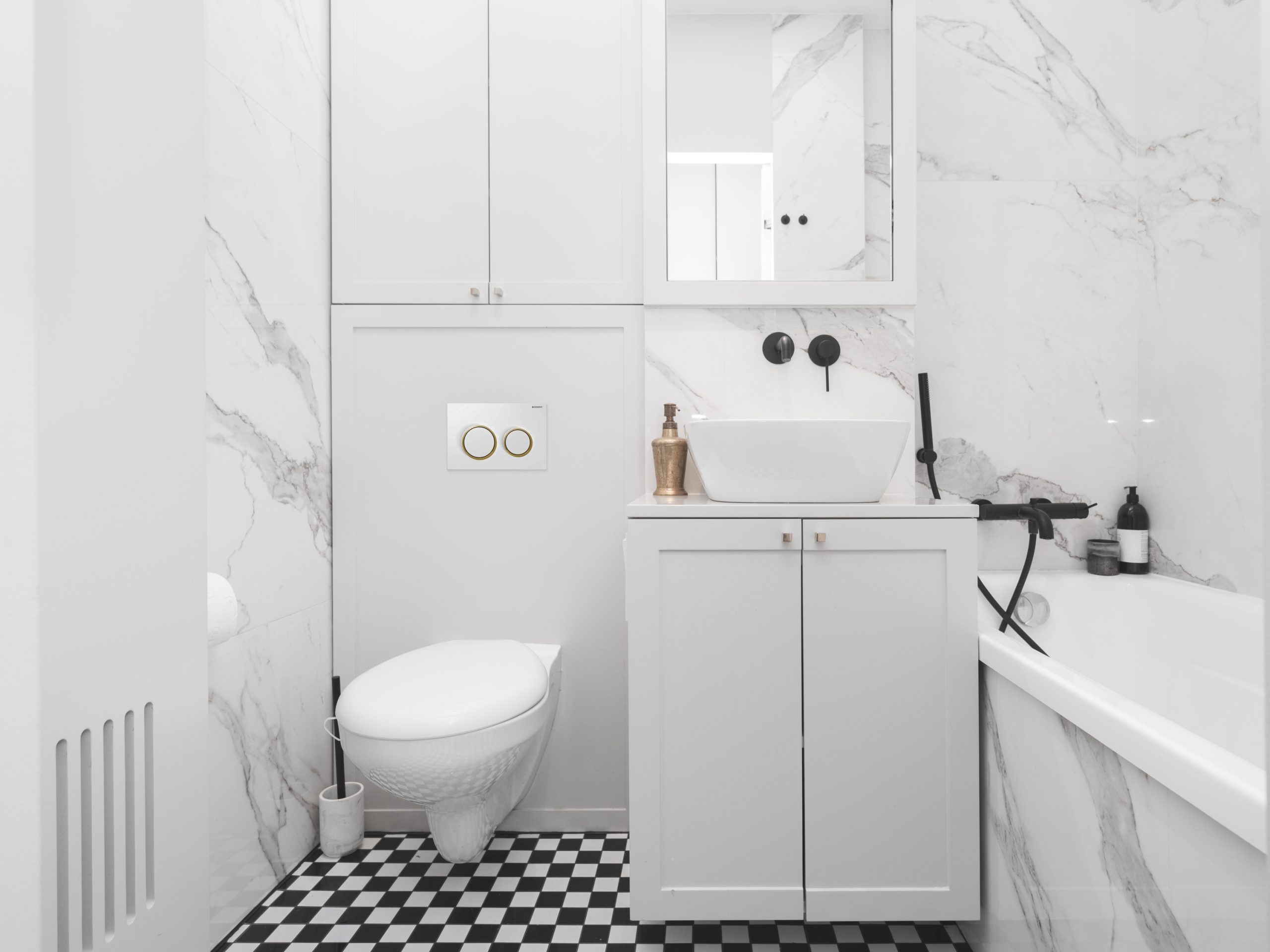 Máte malou koupelnu? Podívejte se, jak to dělají architekti. Tyto projekty jsou hotovým návodem.