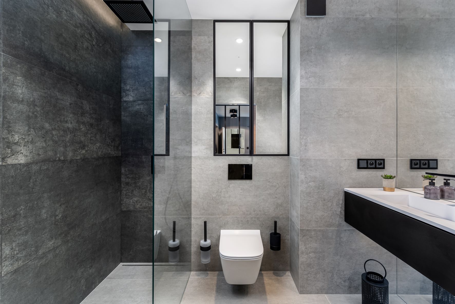 Máte malou koupelnu? Podívejte se, jak to dělají architekti. Tyto projekty jsou hotovým návodem.