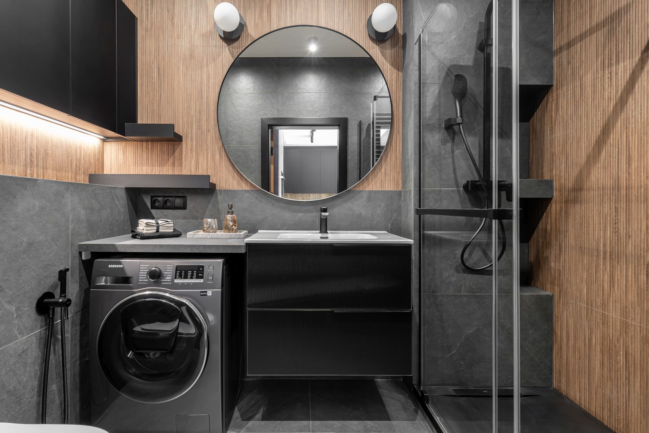 Máte malou koupelnu? Podívejte se, jak to dělají architekti. Tyto projekty jsou hotovým návodem.