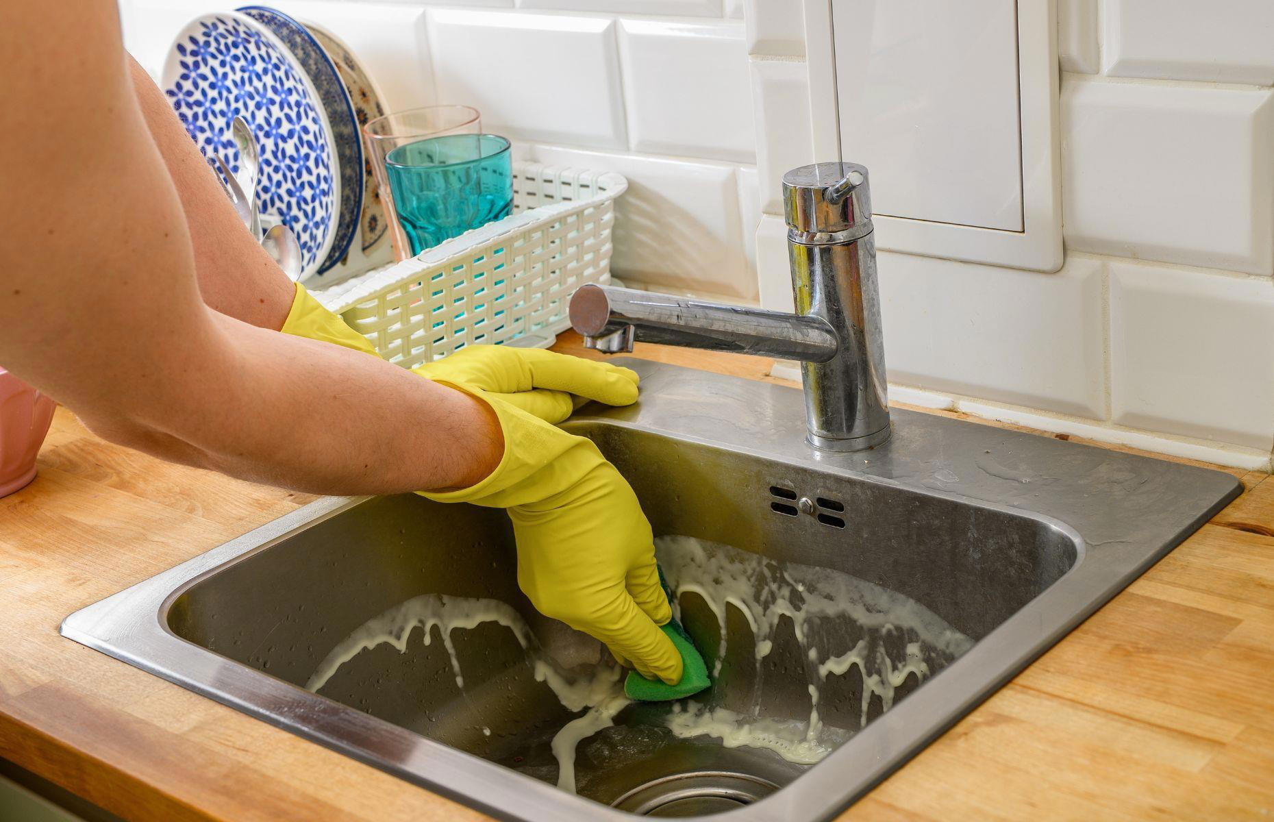 „Nalijte půl sklenice tohoto prostředku a odpad se vyčistí sám, jako mávnutím kouzelného proutku.“