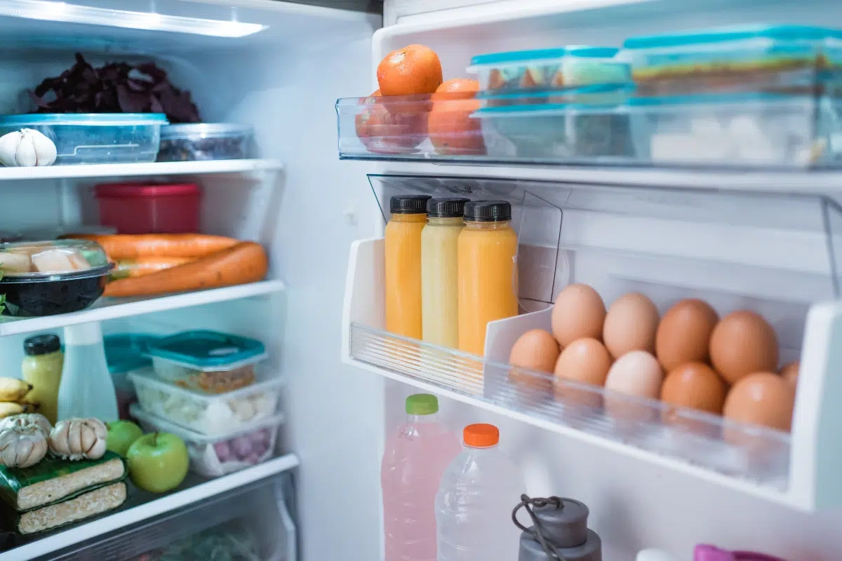 Chladnička zapnutá na plný výkon je past. Češi kvůli jedné chybě přicházejí o peníze.