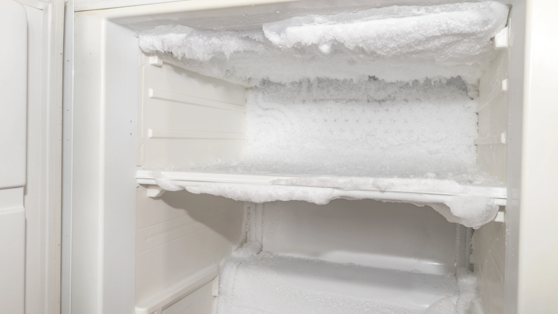 Jak odstranit led z mrazničky pomocí hliníkové fólie – jednoduchý návod.