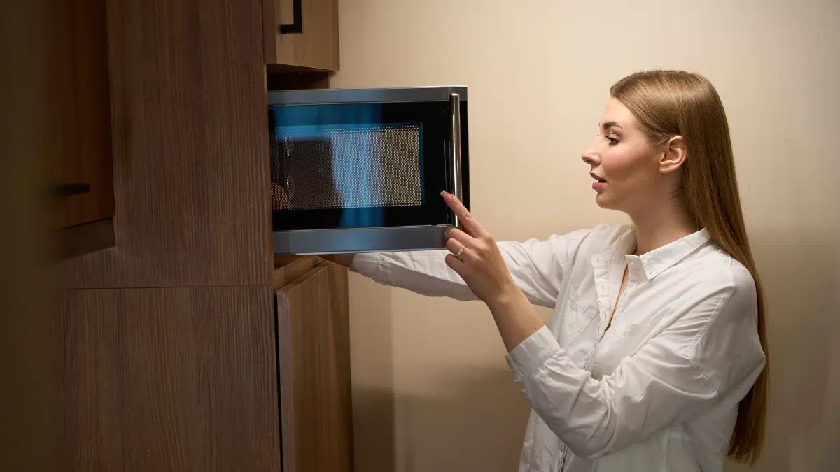 Málokdo ví, že ohřívání vody nebo mléka v mikrovlnné troubě může být kontraindikováno.