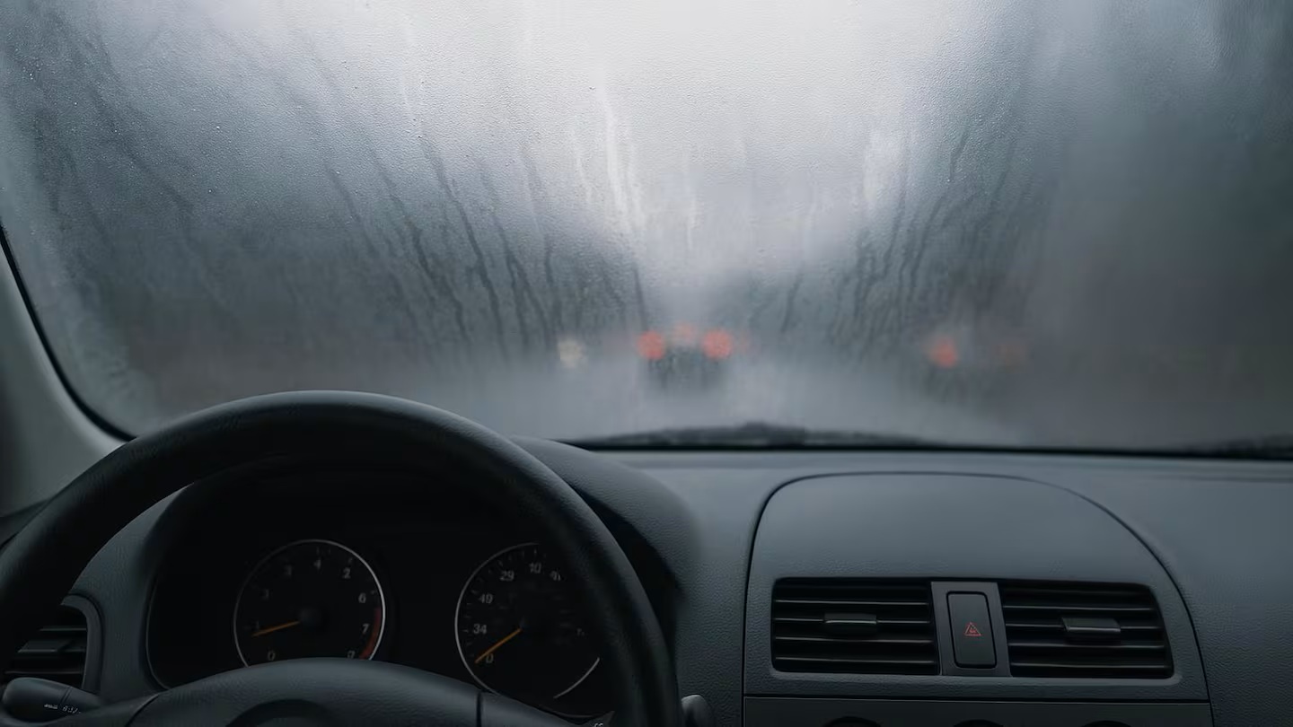 Jak se zbavit zamlžení oken v autě bez použití klimatizace