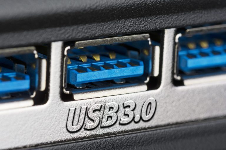 Jaký je účel žlutého USB portu a v čem spočívá jeho hlavní nevýhoda?