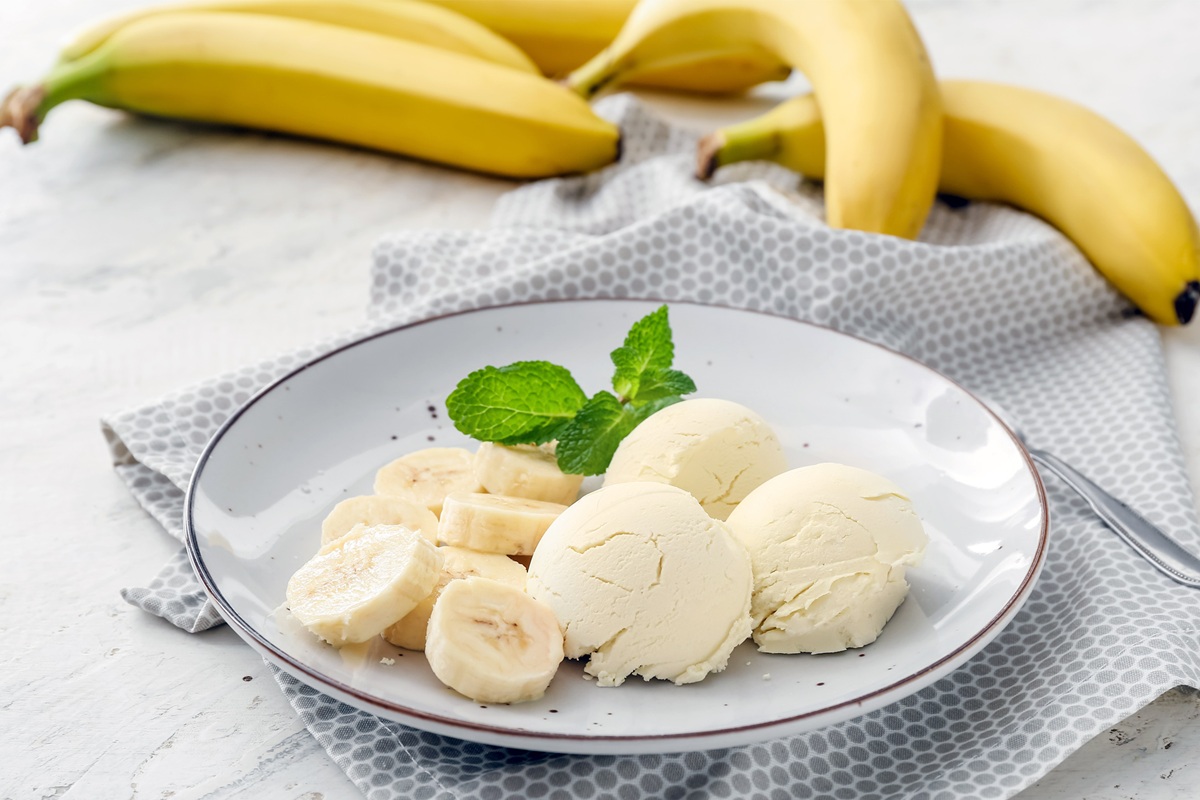 Jak připravit domácí banánové zmrzlinu: recept s použitím mixéru ze 2 ingrediencí za pouhých několik minut.