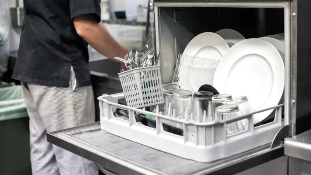 Pečlivě umyjte myčku nádobí houbou na nádobí, abyste odstranili nepříjemné pachy uvnitř: tím ji dezinfikujete a odstraníte zbytky jídla najednou.