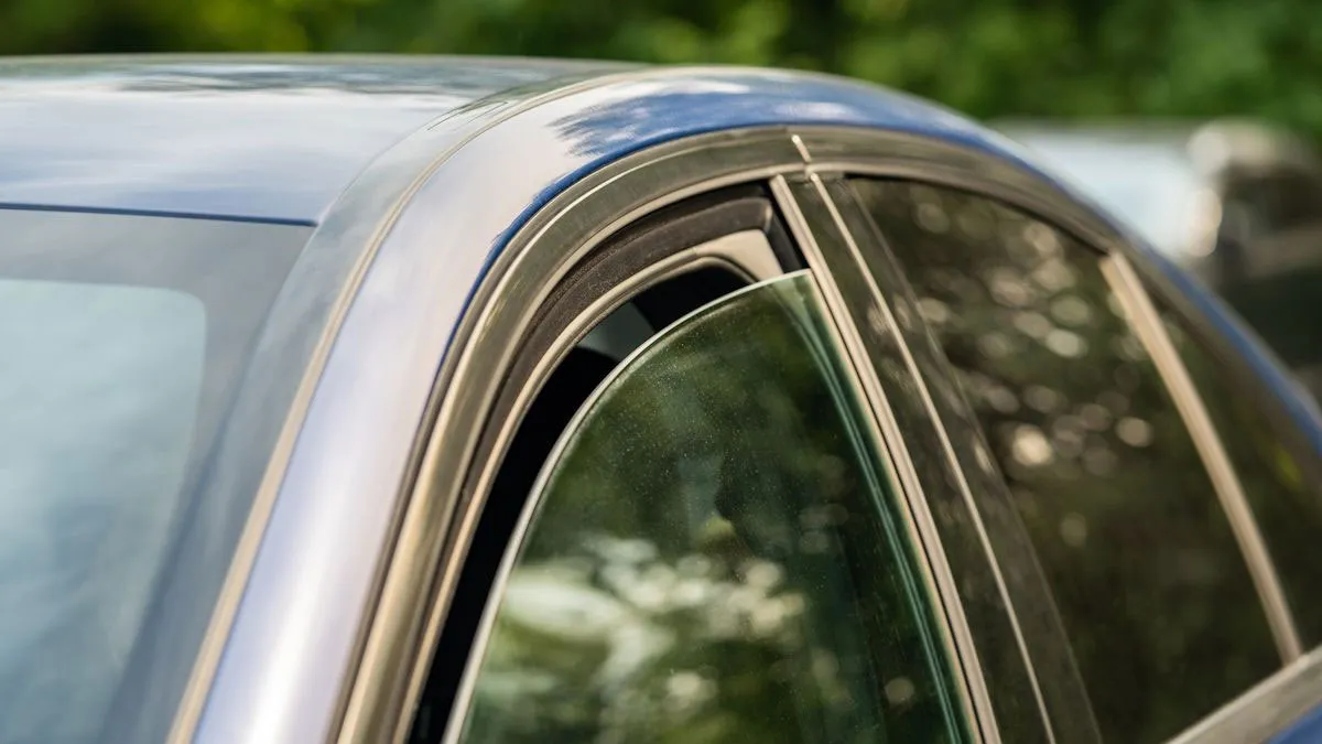 Proč auto vibruje, když je staženo pouze jedno okno?