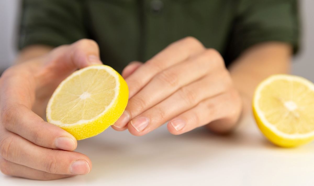 Mytí rukou citronovou kůrou: proč to dělat a jaké jsou výhody?