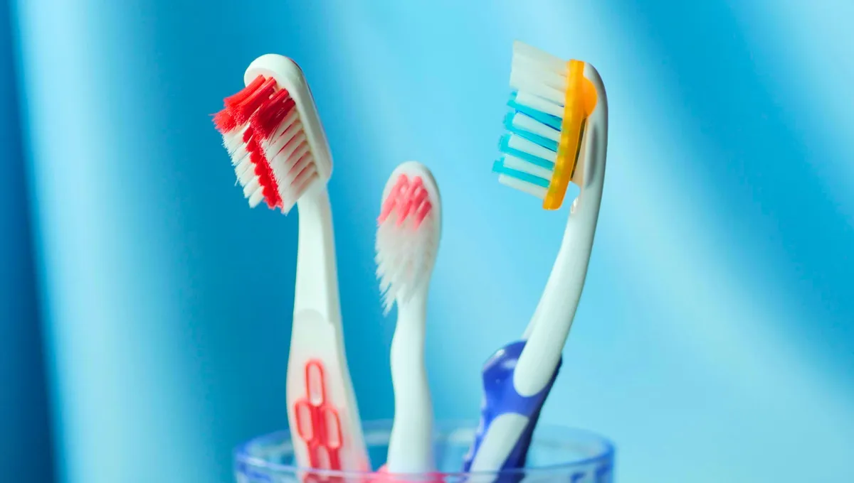 Namočení zubního kartáčku do octa: co to znamená a jaké jsou jeho výhody?