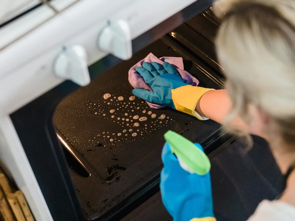 Vezměte bílý prášek, přidejte vodu, kapku octa a naneste na troubu. Zaschlý tuk zmizí za hodinu!