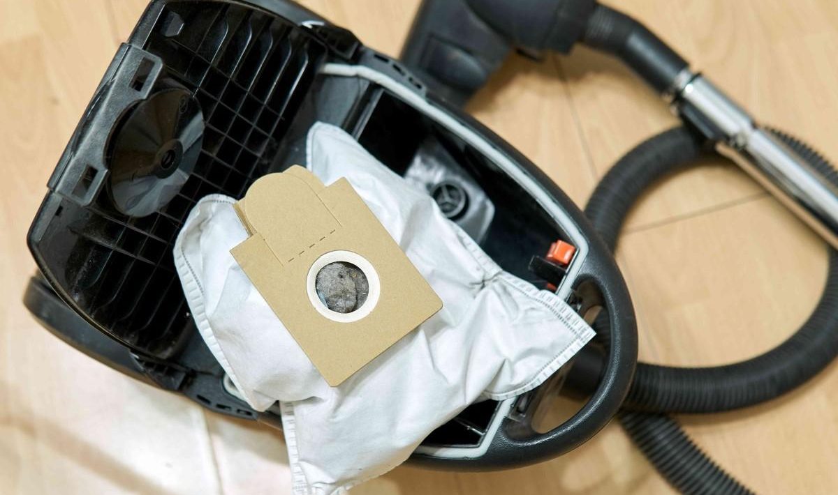 Vhoďte dvě čajové lžičky do vysavače. Ten, kdo vymyslel tento trik, si zaslouží odměnu.