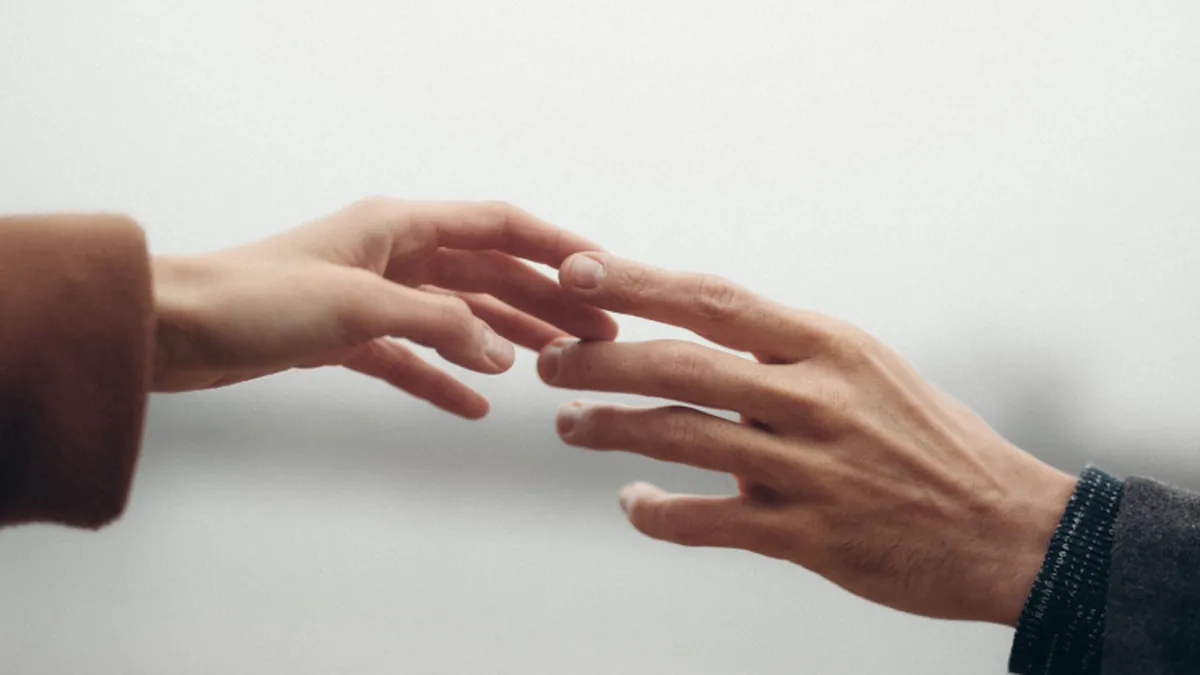 Co podle vědy znamená, když vás někdo zasáhne elektrickým proudem, když se ho dotknete?