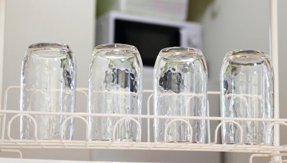 Proč byste nikdy neměli nechávat sklenice a talíře sušit dnem vzhůru?