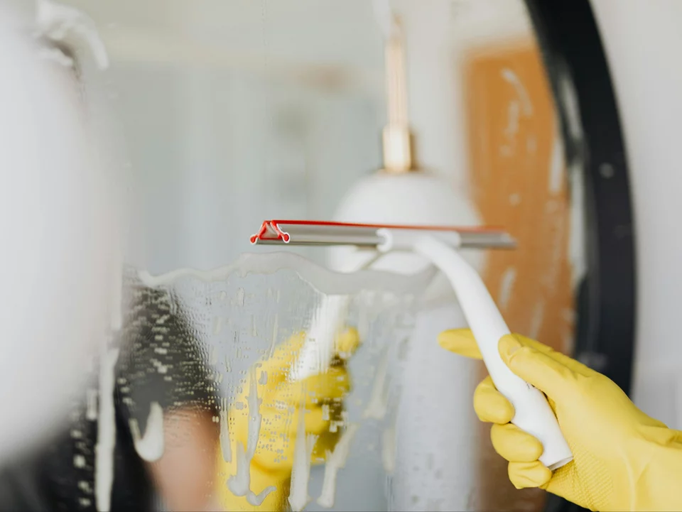 Vytlačte přípravek, naneste tenkou vrstvu a otřete. Zrcadlo nejen zazáří, ale také přestane zamlžovat.