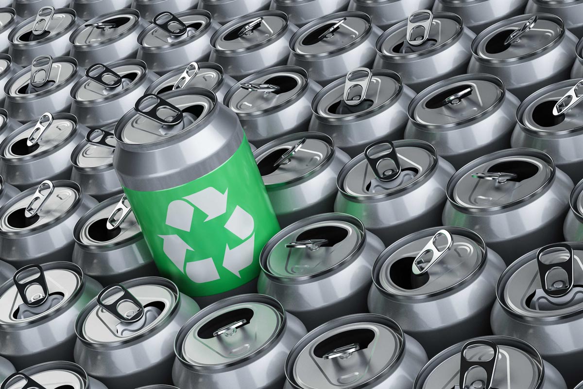 Zpracovává 450 000 plechovek, které nasbíral za sedm let, a používá je na koupi domu.