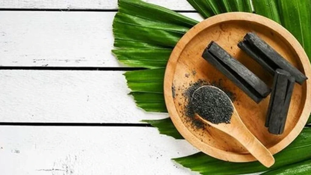 Rozmarýn a dřevěné uhlí: jaké jsou výhody jejich smíchání a jaké jsou jejich přínosy?