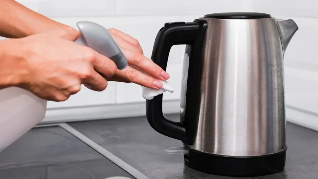 Místo octa nebo prostředku na odstranění vodního kamene nalijte tento prostředek do konvice. Vodní kámen zmizí.