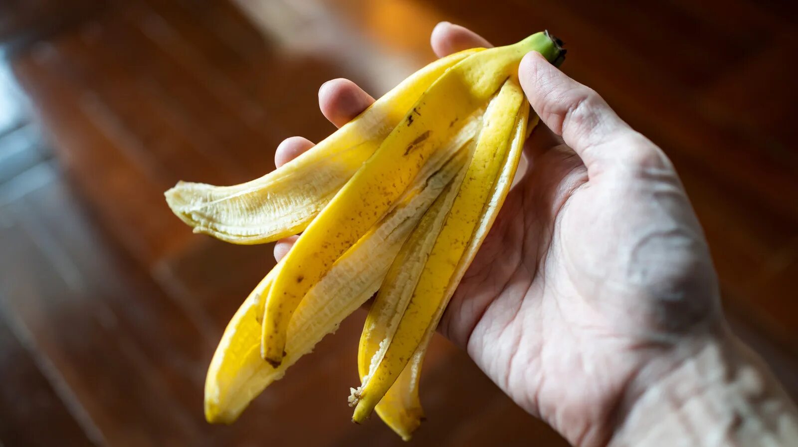 Banánová slupka a voda se sodou: proč se tato směs doporučuje a k čemu je dobrá