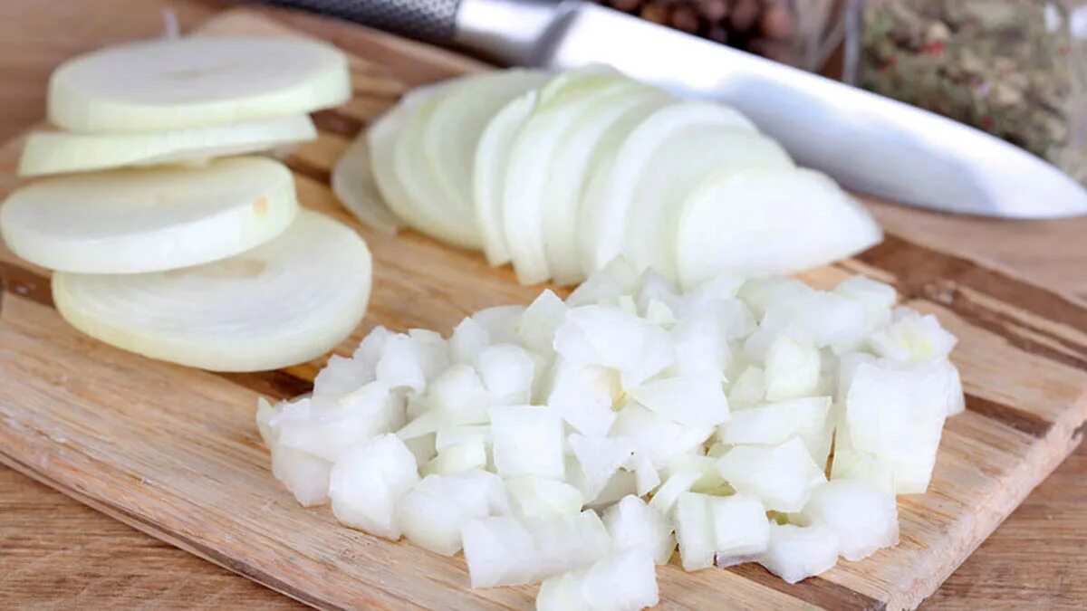 Tření cibule na kuchyňských deskách: proč je to nutné a proč se to doporučuje