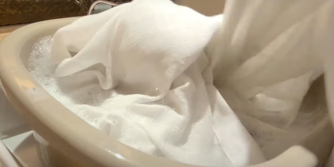 Málo známý způsob praní bílých záclon. Vrací jim přirozenou bělost a svěžest