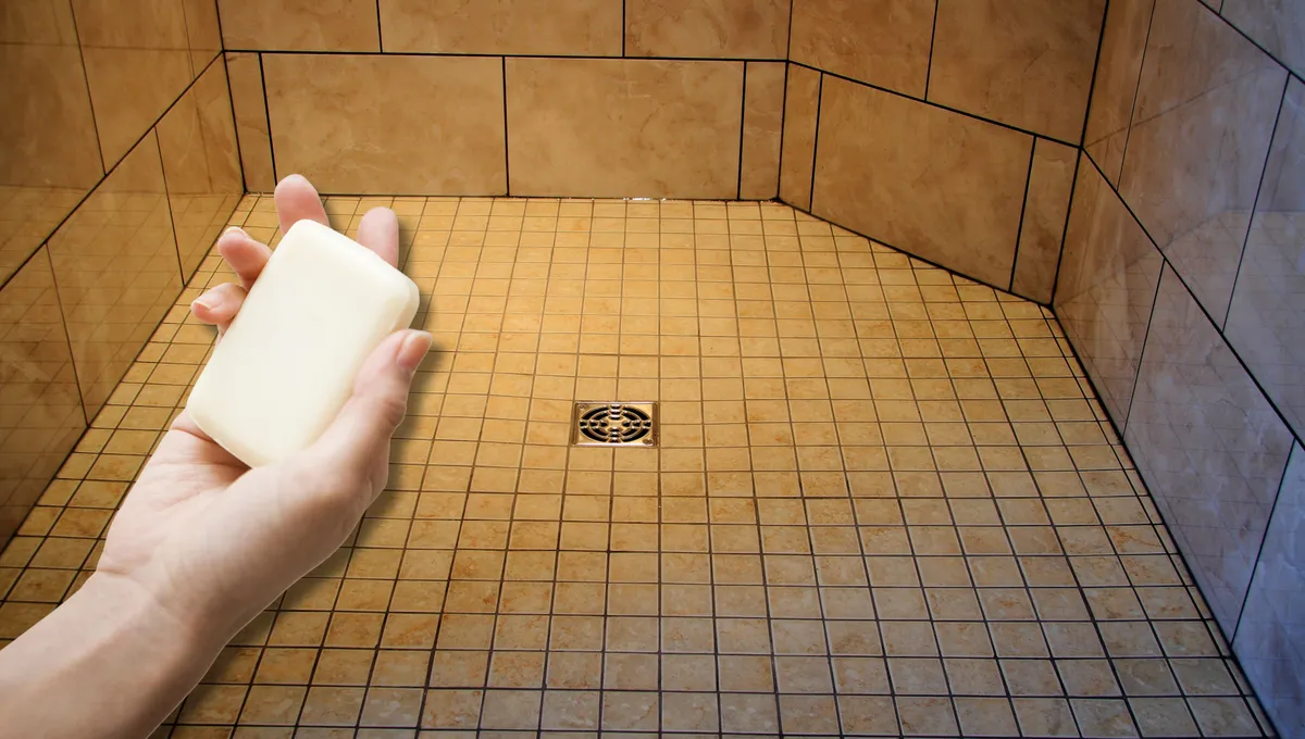 Domácí prostředek na odstranění mýdlových usazenin z podlahy ve sprchovém koutě.