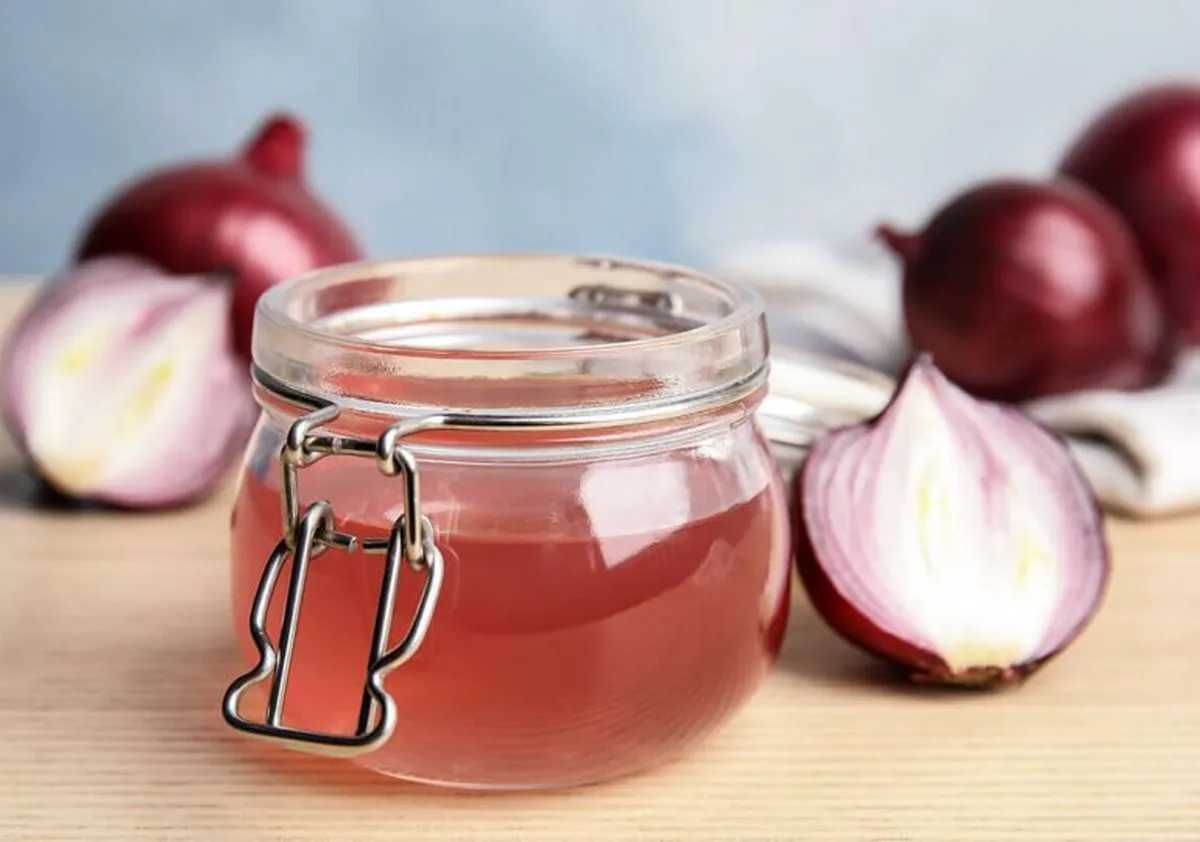 Nanášení cibulového džusu na pokožku hlavy: proč se to doporučuje a k čemu je to dobré.