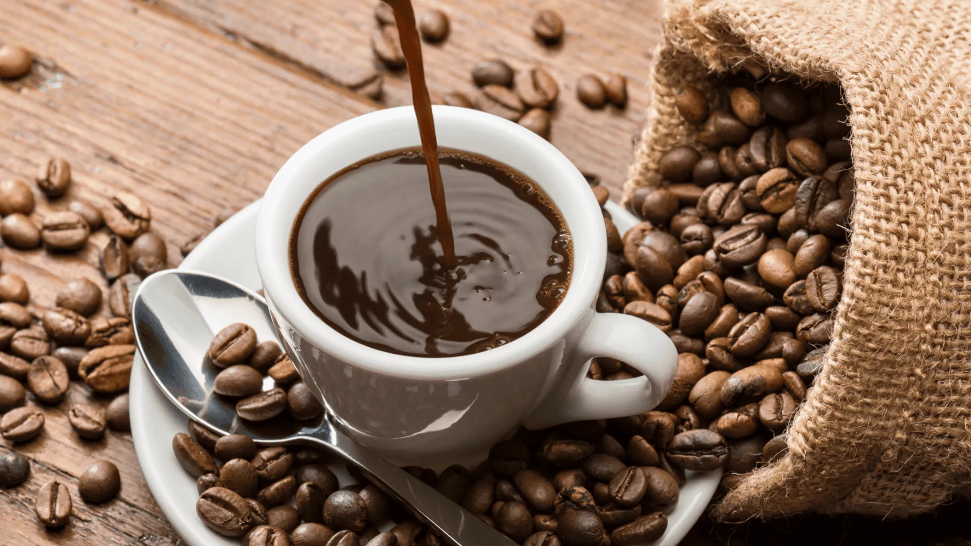 Češi ho přidávají do kávy. Je škodlivější než bílý cukr