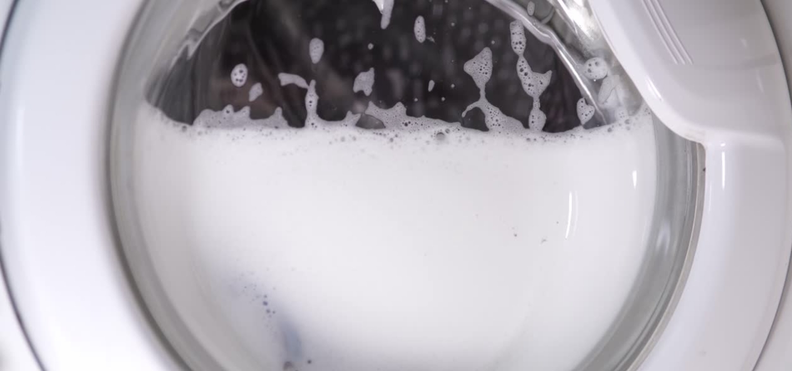 Vložila jsem několik tablet do pračky a prádlo je nyní zářivě bílé.