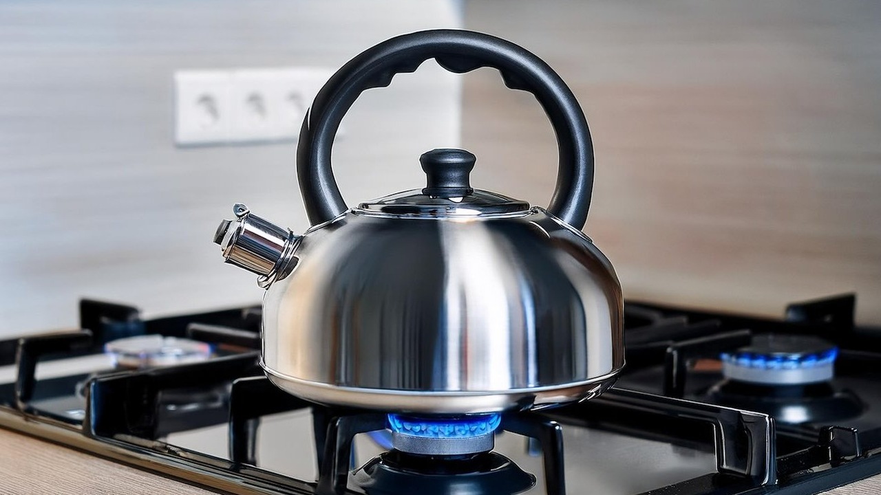 Místo octa nebo prostředku na odstranění vodního kamene nalijte tento prostředek do konvice. Vodní kámen zmizí.