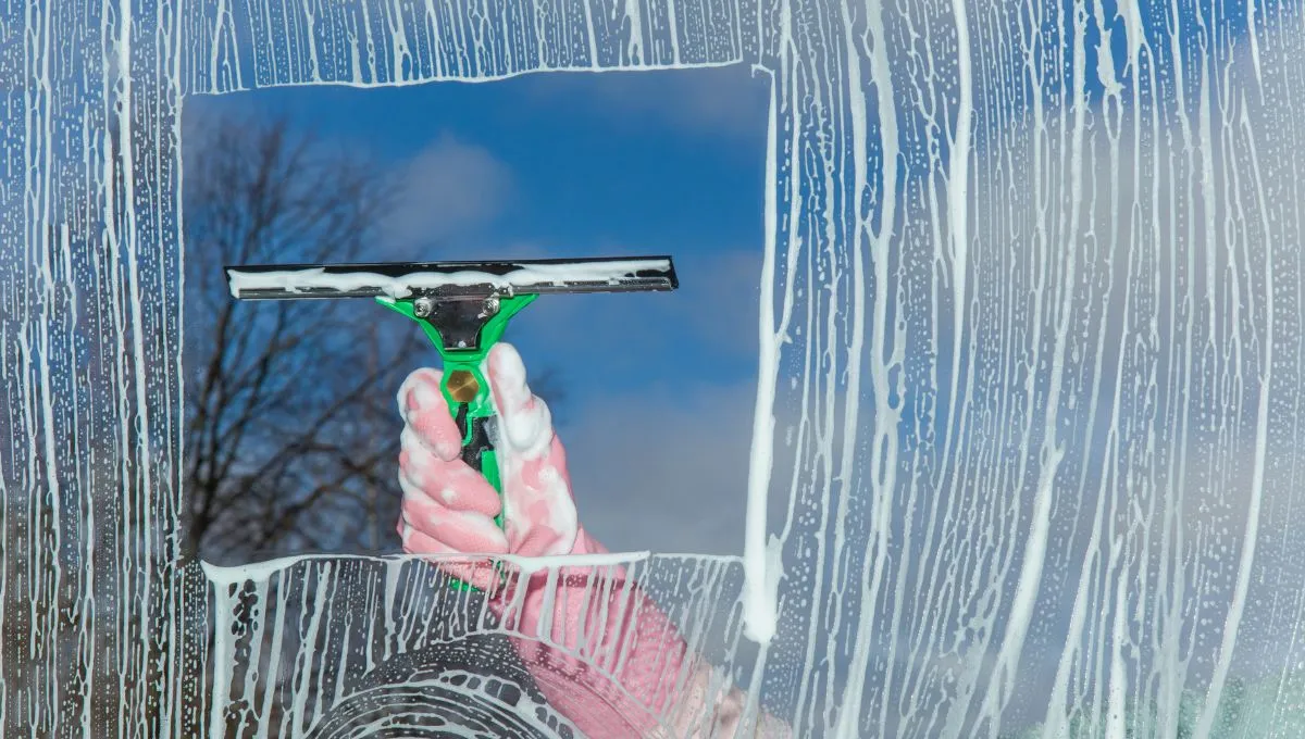 Připravte si tento domácí čisticí prostředek, který vaše skla a zrcadla zanechá dokonale čisté.