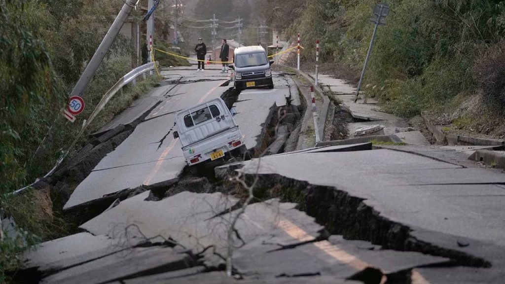 Zemětřesení o síle 7,6 stupně v Japonsku vyvolalo varování před tsunami a evakuaci 90 000 lidí.