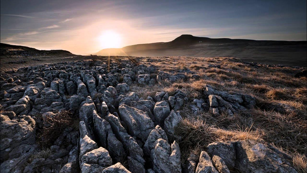 Narazí na hromadu kamenů a odhalí tajemství, které bylo před 170 lety pohřbeno na odlehlém místě.