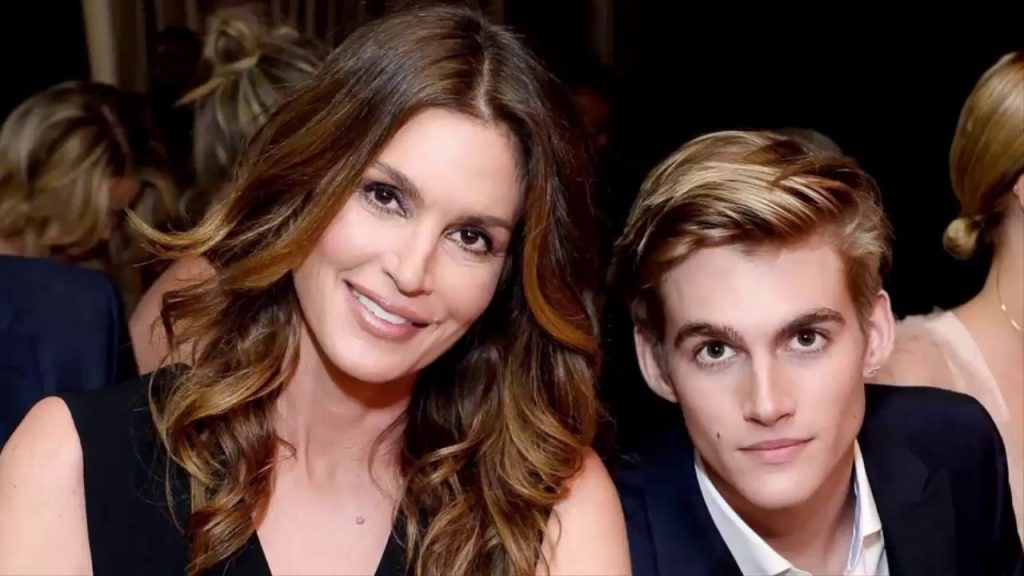 Presley Gerber, syn Cindy Crawfordové, hovoří o svých problémech s duševním zdravím: „Mluvím o tom, aby ti, kteří trpí stejným problémem, věděli, že někdo jiný prožívá totéž, a necítili se osamělí.“