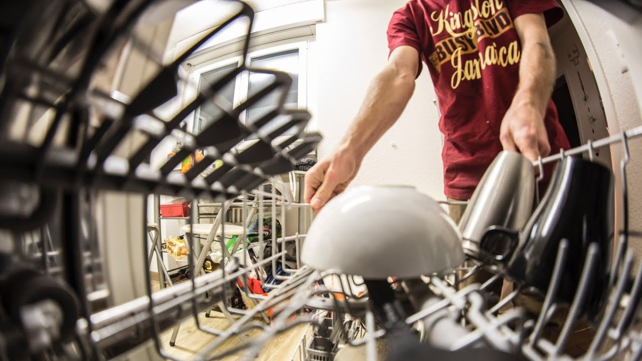 Pečlivě umyjte myčku nádobí houbou na nádobí, abyste odstranili nepříjemné pachy uvnitř: tím ji dezinfikujete a odstraníte zbytky jídla najednou.