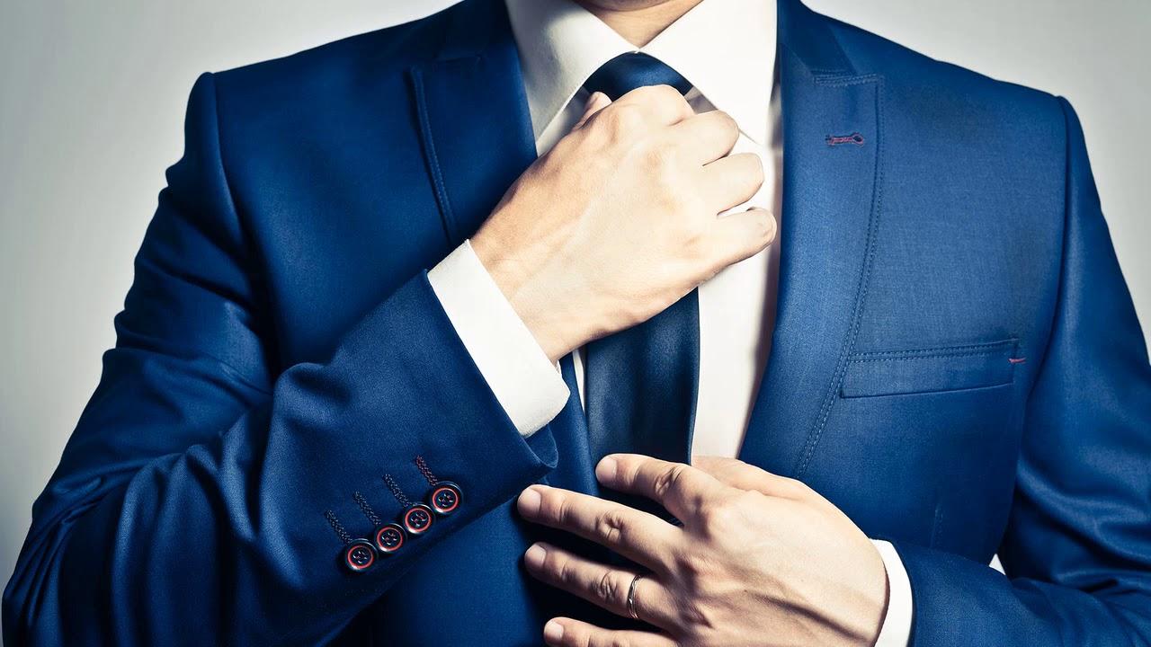 Tři barvy, které křičí: „Jsem autorita“. Nosí je lidé, kteří chtějí udělat dojem.