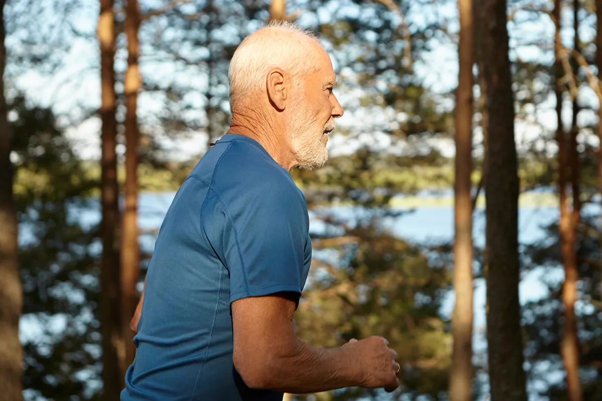 Sbohem, 10 000 kroků: proč tato japonská metoda chůze mění naše představy o dlouhověkosti