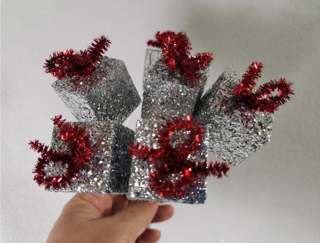 Zjistěte, jak vyrobit krásné vánoční ozdoby na stromeček z drátu pro ruční práce.