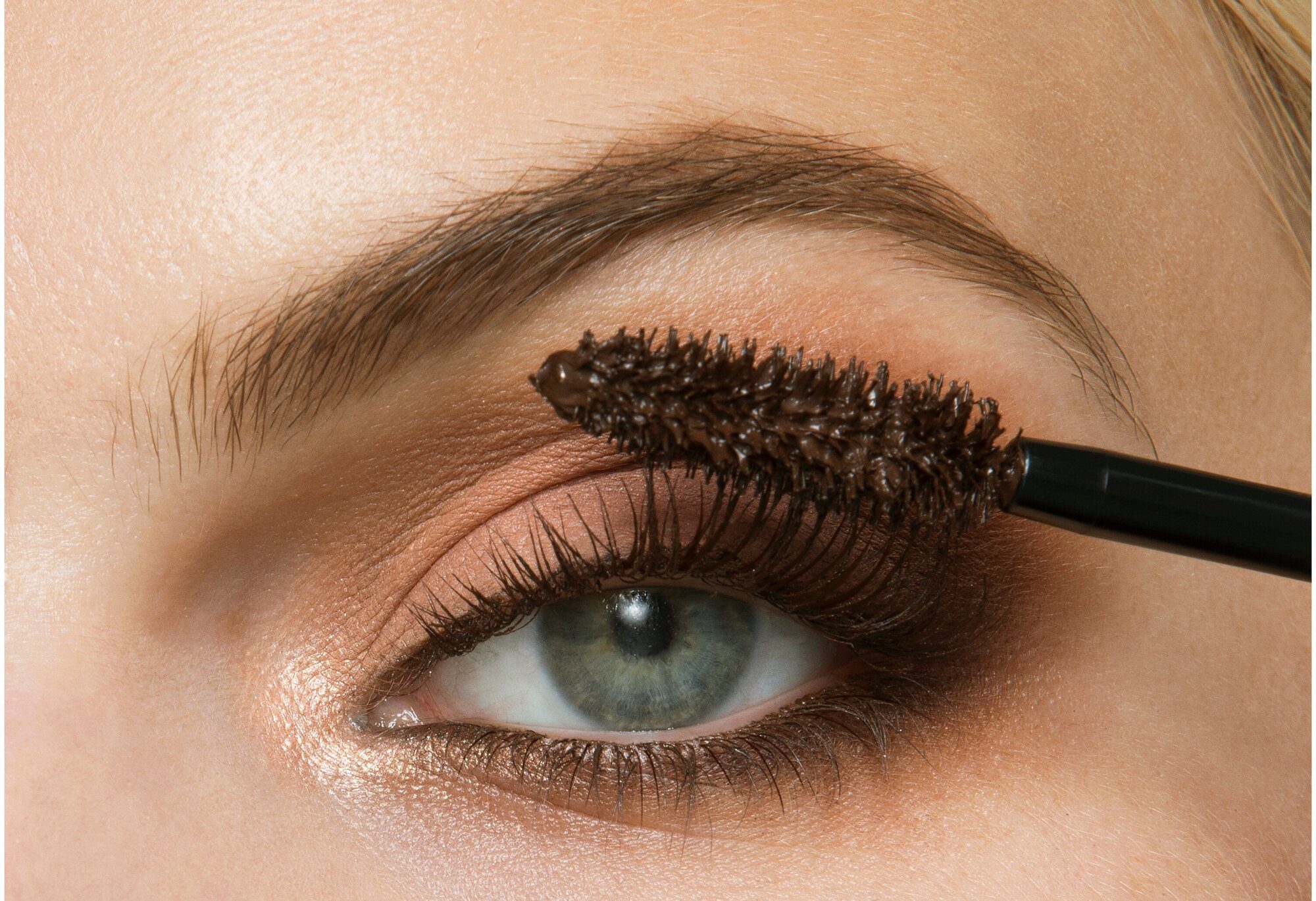 Není to černá barva: řasenka, která odstraňuje tmavé kruhy a rozjasňuje oči.