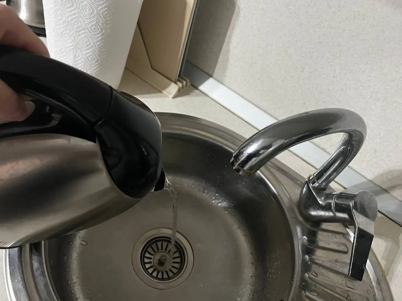 Proč je vylévání mléka do kuchyňského dřezu chyba.