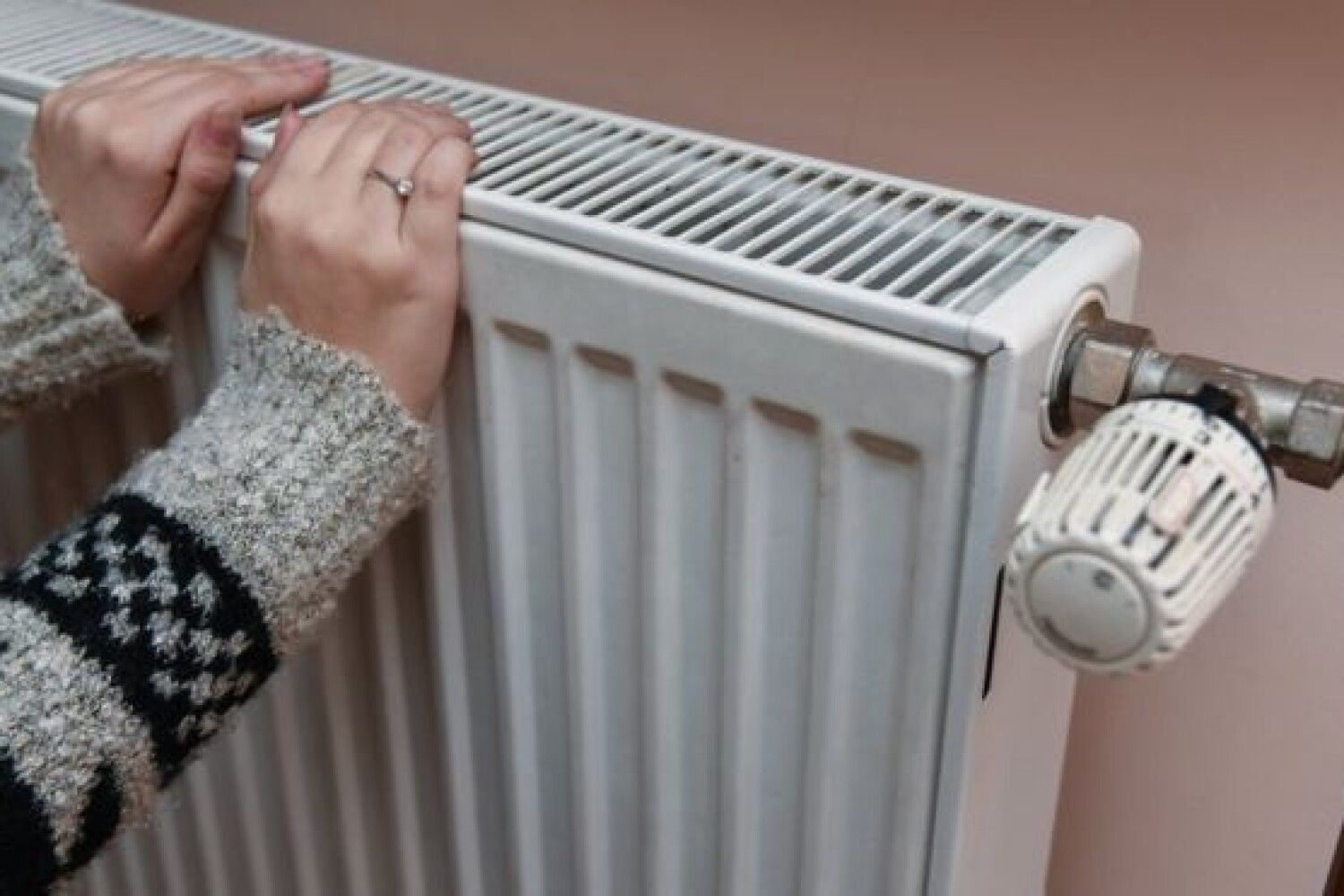 Proč jsou radiátory zespodu studené? Toto jednoduché řešení vyřeší problém nerovnoměrného vytápění.